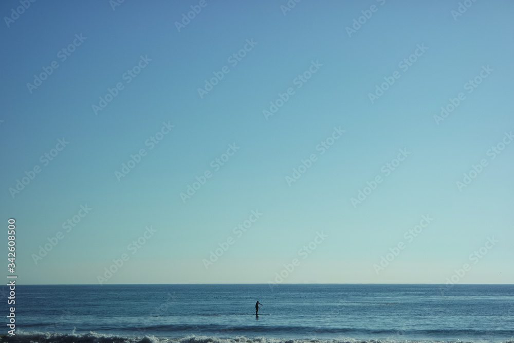 평화롭게 해변을 거닐고 있는 사람의 실루엣과 말리부 해변