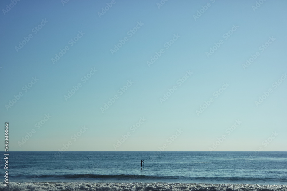 평화롭게 해변을 거닐고 있는 사람의 실루엣과 말리부 해변