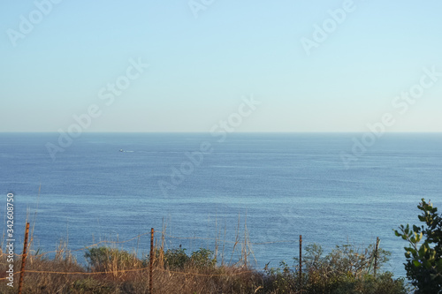 말리부 해변가의 평화로운 해안선과 푸른 하늘 © 동원 허