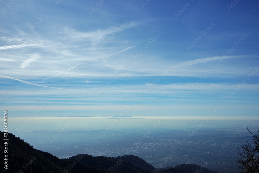 맑은 날, 산 중턱에서 바라본 광활한 풍경 맑은 날, 산 중턱에서 바라본 광활한 풍경