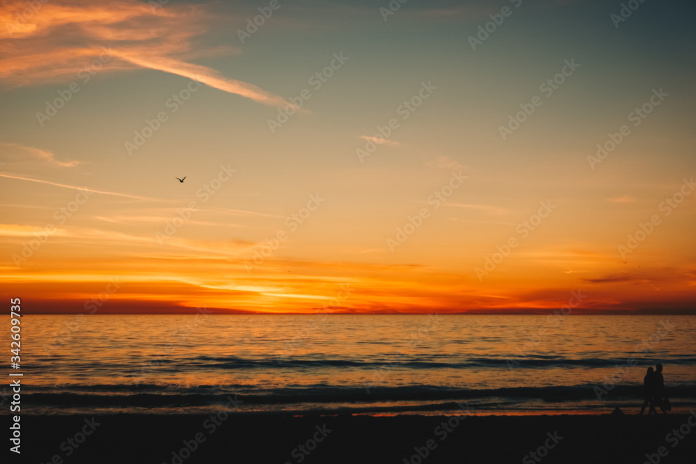 타들어가는 하늘과 석양이 드리우는 산타모니카 해변