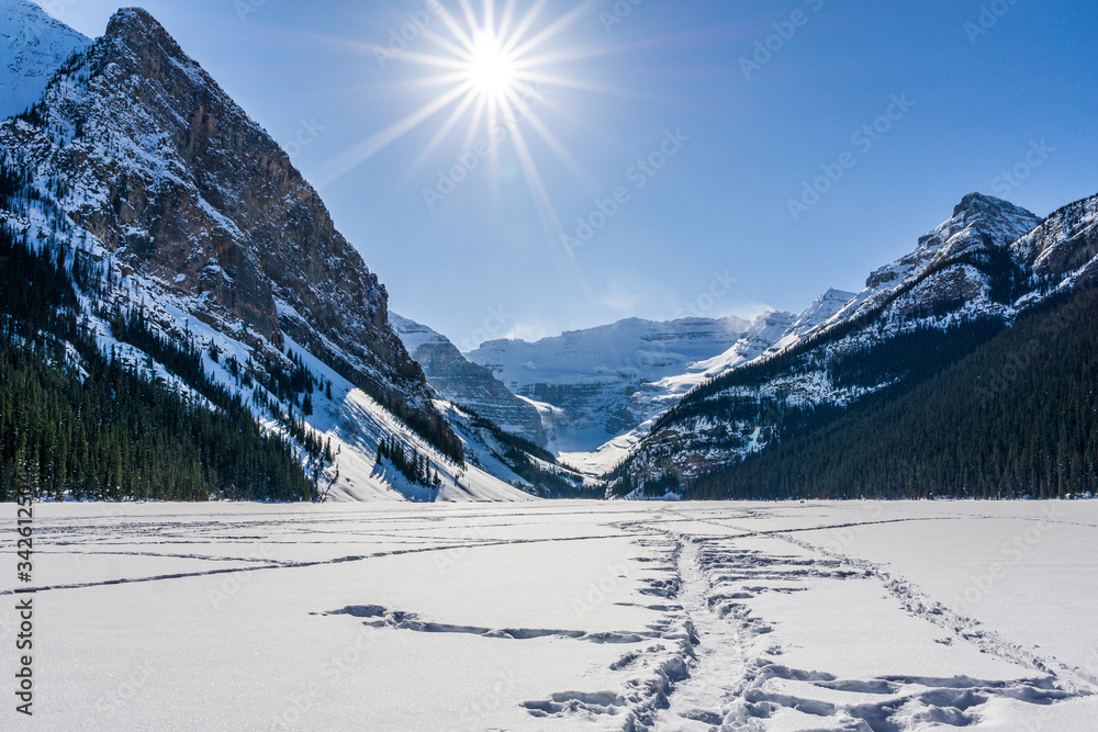 Obraz premium rocky mountains around frozen lake louise winter wonderland.
