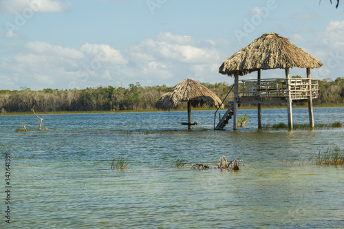 Palapas en la laguna de Tihosuco  Quintana Roo  M  xico.