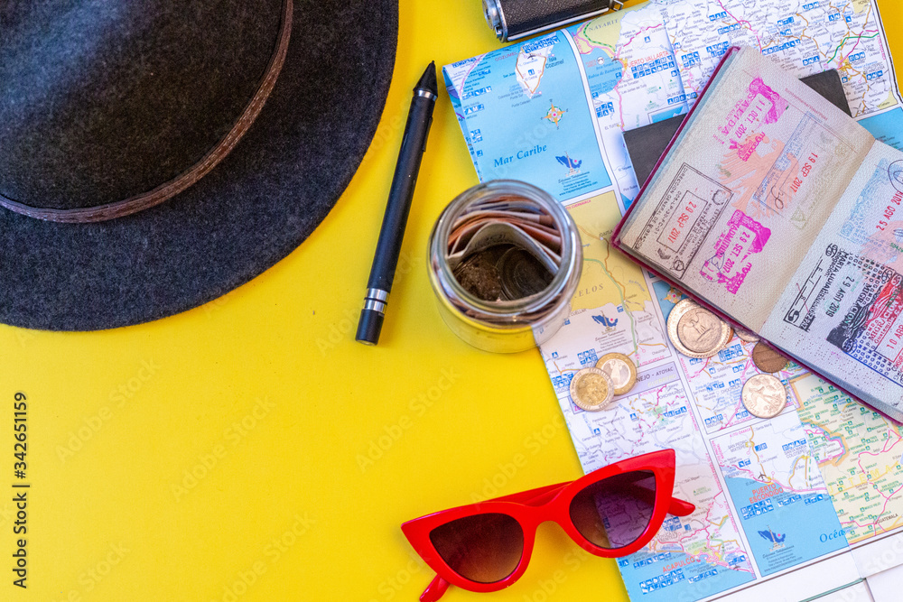Fototapeta premium Viajar con poco dinero, administrando los recursos económicos y salir de tu país para conocer el mundo utilizado lo indispensable un pasaporte, un mapa, notas y toda la imaginación y sueños.