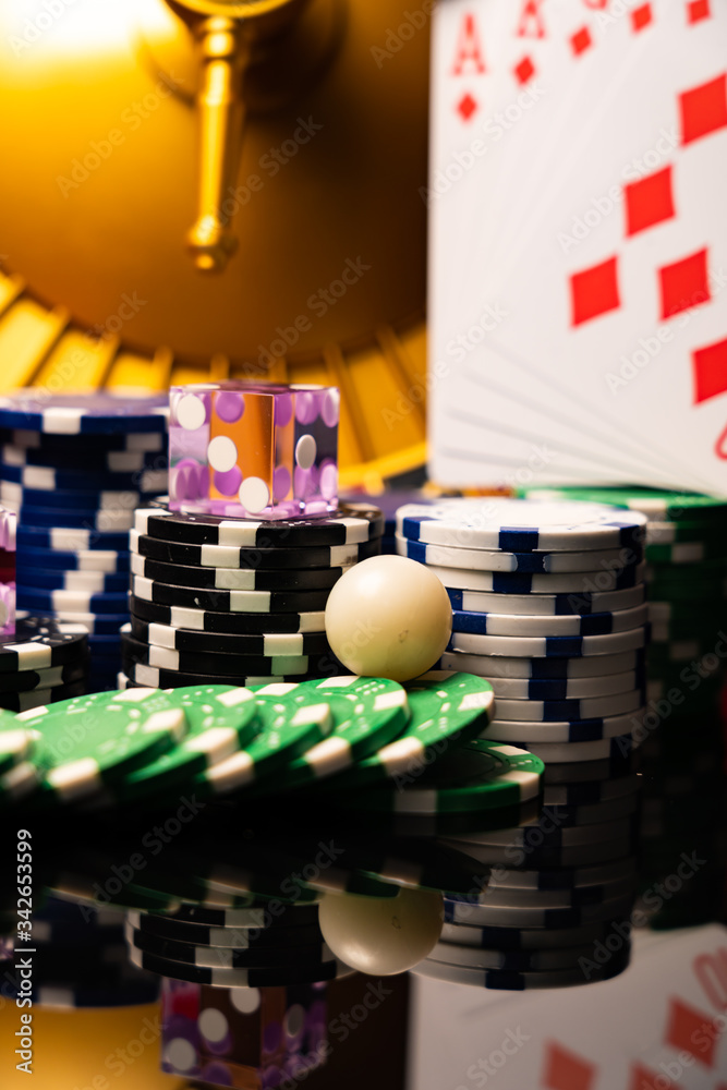 Naklejka premium Casino set with Roulette, cards, dice and chips
