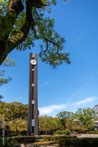 国会前 憲政記念公園の時計塔 （縦位置、順光、青空バック） photo