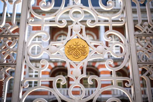 法務省旧本館赤れんが棟の門扉とそこに飾られる五三の桐紋 photo