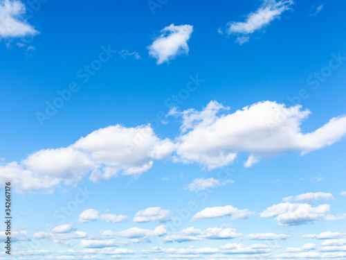Fototapeta Naklejka Na Ścianę i Meble -  blue sky with white cumulus clouds on sunny day