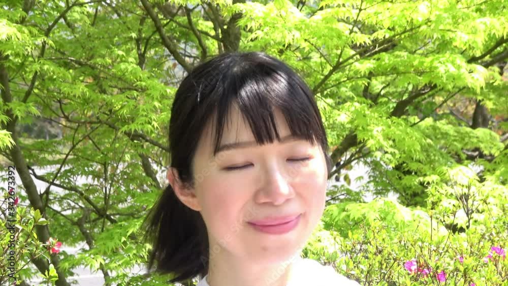 マスクを外し深呼吸する女性 4K / Woman taking off the mask and feeling relaxed. マスクを外し深呼吸する女性 4K / Woman taking off the mask and feeling relaxed.