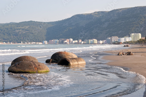 Alte Bunker am Strand von Albanien, Nähe Durres photo