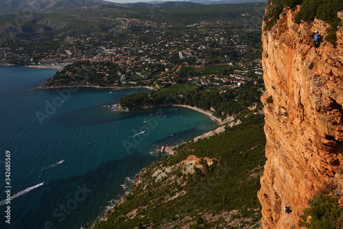 Trets et la montagne Sainte-Victoire en Provence, France photo