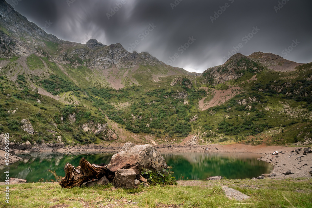 Φωτογραφία an alpine lake on the secret side of italian alps, view of an alpine glacier lake over the top of italian alps