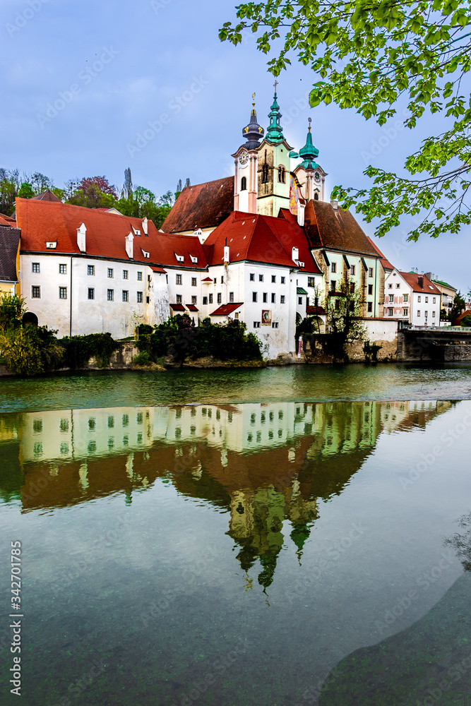 Steyr Fluss Bauwerk mit Spiegelung Burg im Wasser