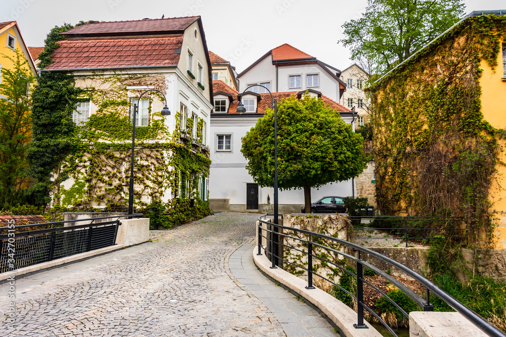 Altstadt Kleinstadt mit Bäumen bewachsenes Haus 