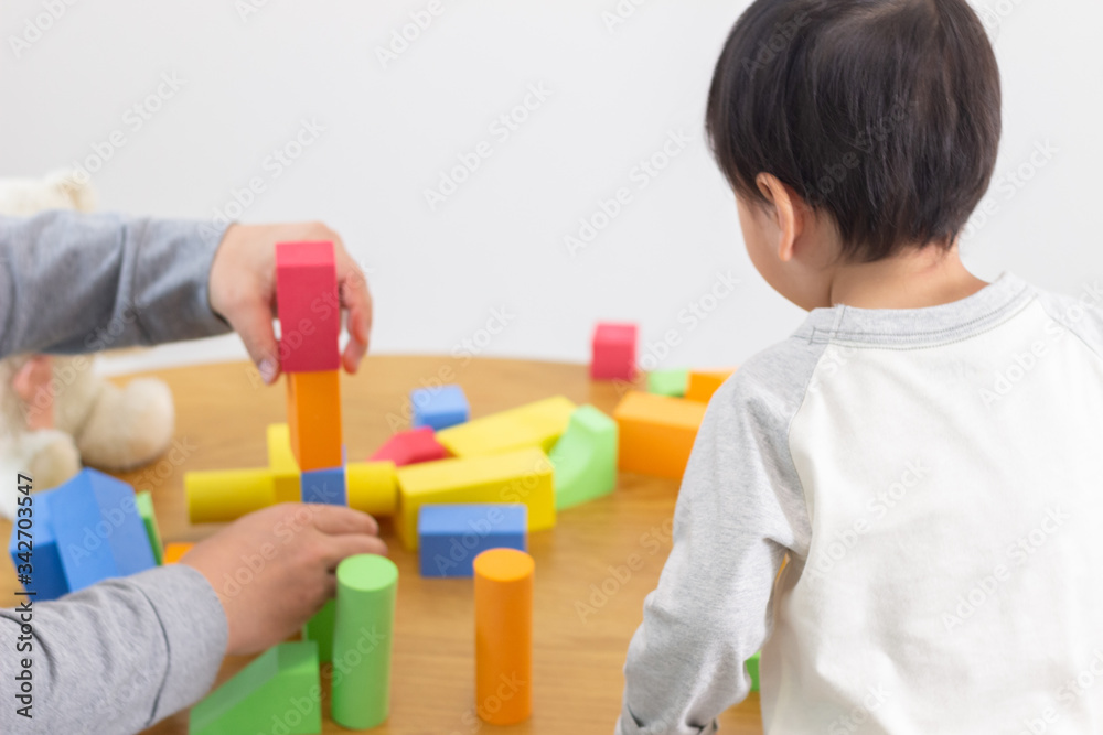 子供 積み木 遊ぶ ファミリー 子供 積み木 遊ぶ ファミリー