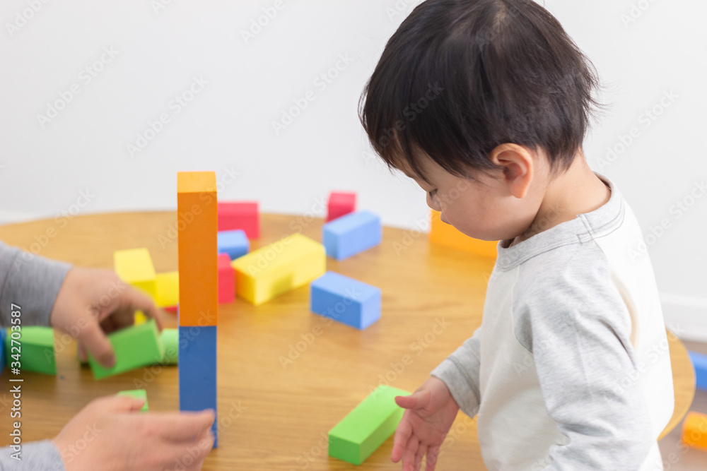 子供 積み木 遊ぶ ファミリー 子供 積み木 遊ぶ ファミリー
