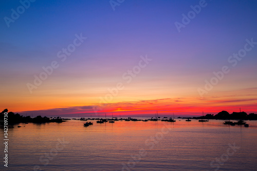 lever de soleil dans un petit port breton