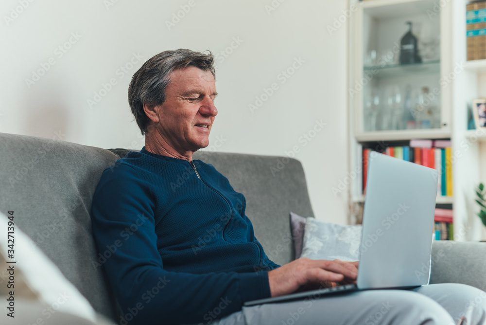 Lavoratore anziano, lavor da casa con il computer. Smart working. Tecnologia Lavoratore anziano, lavor da casa con il computer. Smart working. Tecnologia