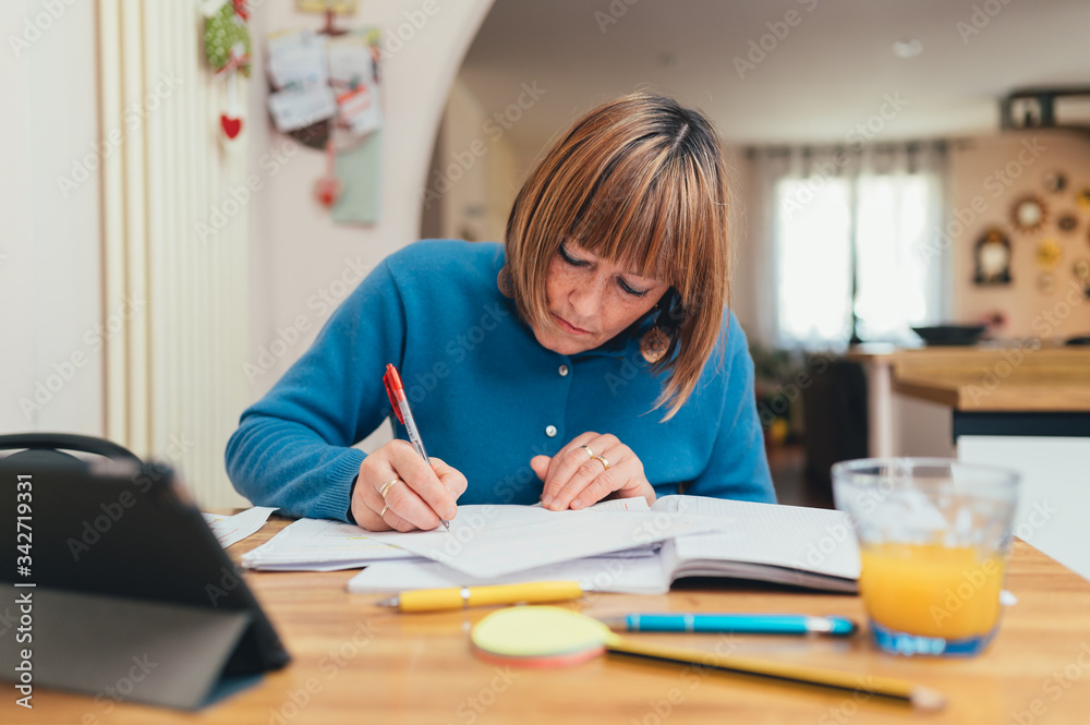 Anziana maestra/ lavoratrice lavora da casa in smart working. Distanza sociale e lavoro a distanza con il supporto della tecnologia Anziana maestra/ lavoratrice lavora da casa in smart working. Distanza sociale e lavoro a distanza con il supporto della tecnologia