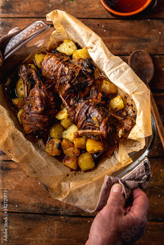 carne avvolta nella pancetta e cotta in forno. Beccaccia con la pancetta e patate. Selvaggina