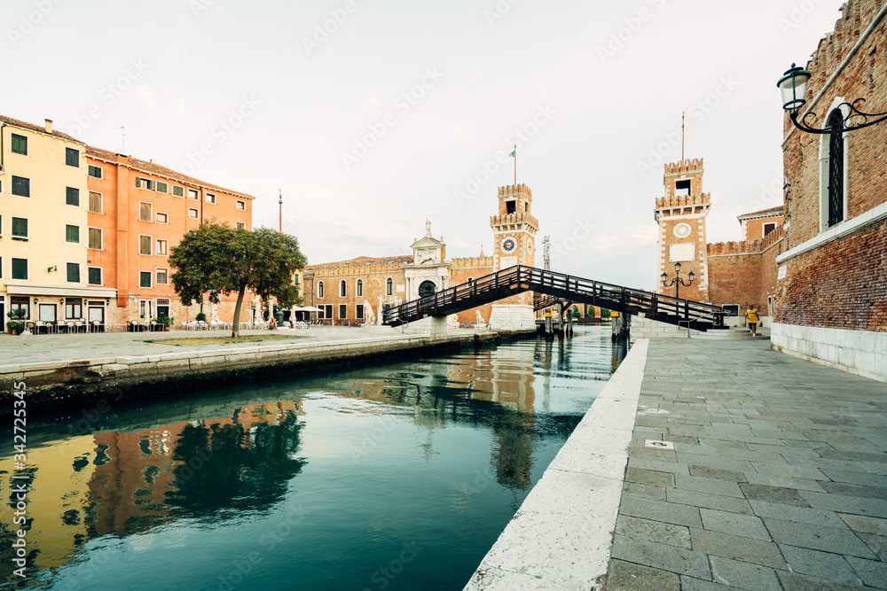 Naklejka premium Canals of sunny Venice .