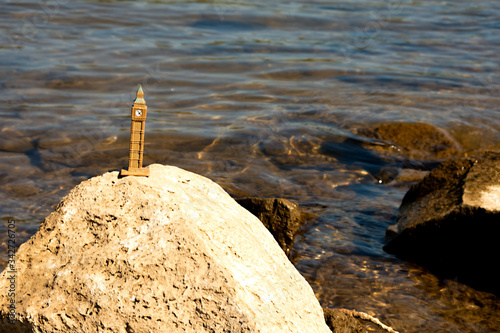 Big Ben mal anders, Big Ben auf einem Felsen am Wasser photo