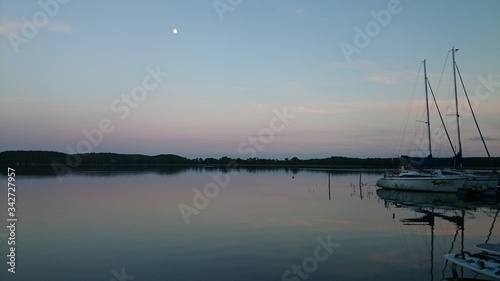 Fototapeta Naklejka Na Ścianę i Meble -  Zachód słońca nad jeziorem