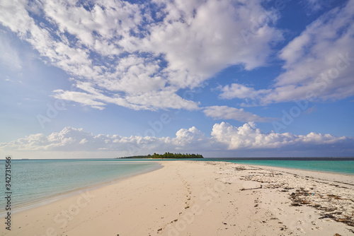 Desert Island in Maldives © marcobortignon