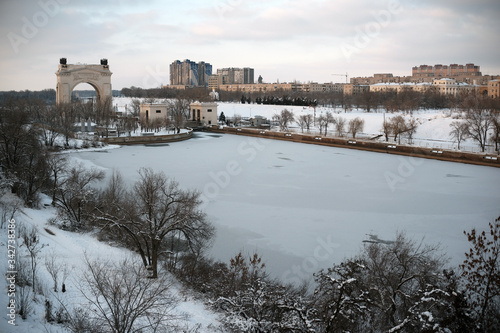 general view of a winter city with a beautiful pond © DIGITAL