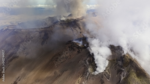 Etna: Cratere del vulcano in eruzione vista aerea dall'alto - Sicilia 