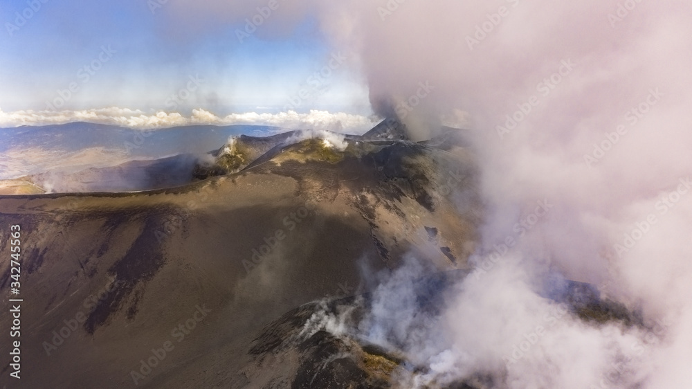 Etna -Cratere del vulcano in eruzione vista aerea dall'alto, Sicilia	
