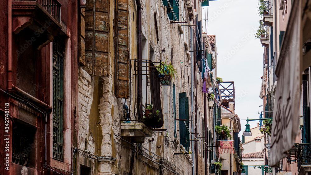 Alte Balkone im historischen Venedig in Italien