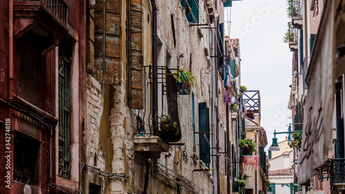 Alte Balkone im historischen Venedig in Italien