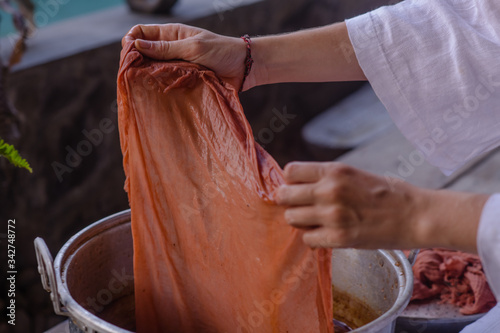 Εκτύπωση καμβά hand dyeing fabrics made from natural dyes