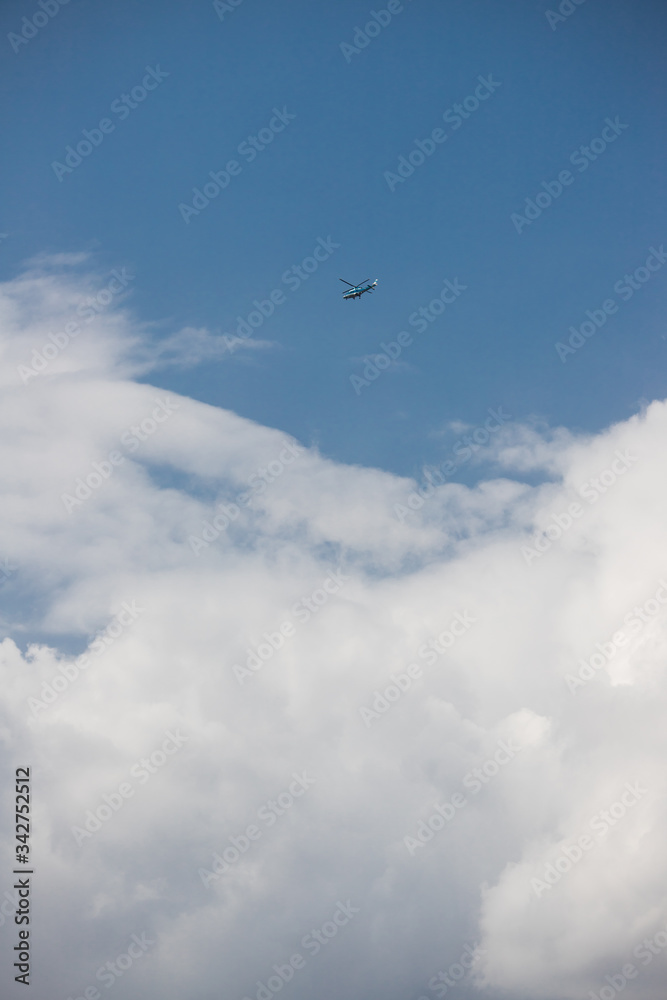 空に飛んでいるヘリコプター