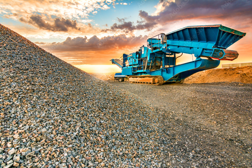 Ταπετσαρία Stone crushing machine in a quarry or outdoor mine
