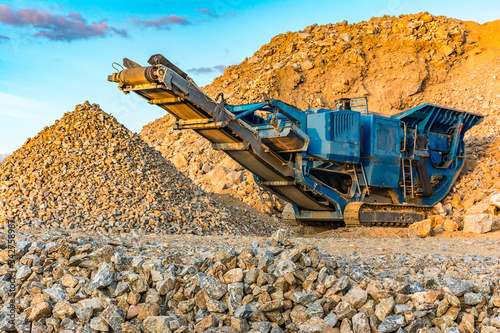 Εκτύπωση καμβά Stone crushing machine in a quarry or outdoor mine