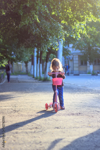 Yong kid girl ride on stree...