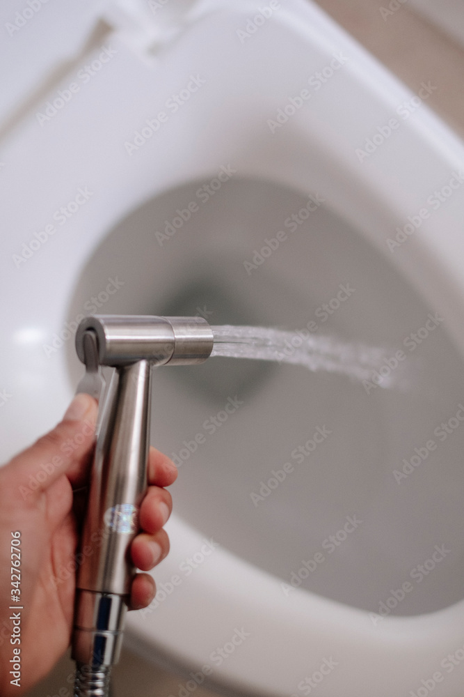 Foto de A Bum Gum next to the toilet to clean yourself with water after bowel movements as a