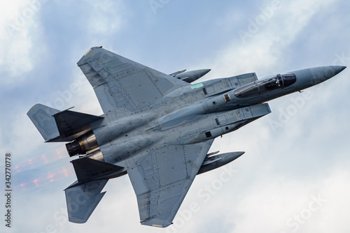 アフターバーナーを焚くジェット戦闘機