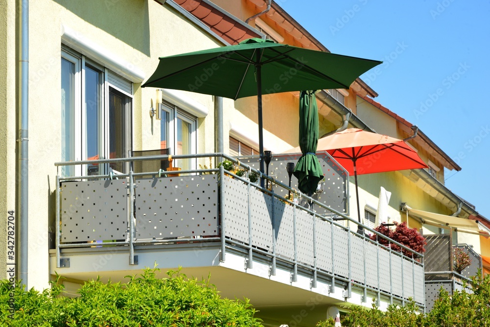Metallbalkon mit Edelstahl-Sichtschutz an einem Wohngebäude
