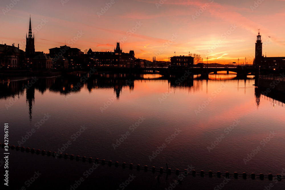 Obraz premium Silhouette of Stockholm city skyline at sunset.