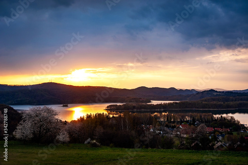 Kwietniowy poranek  nad Jeziorem Soli  skim