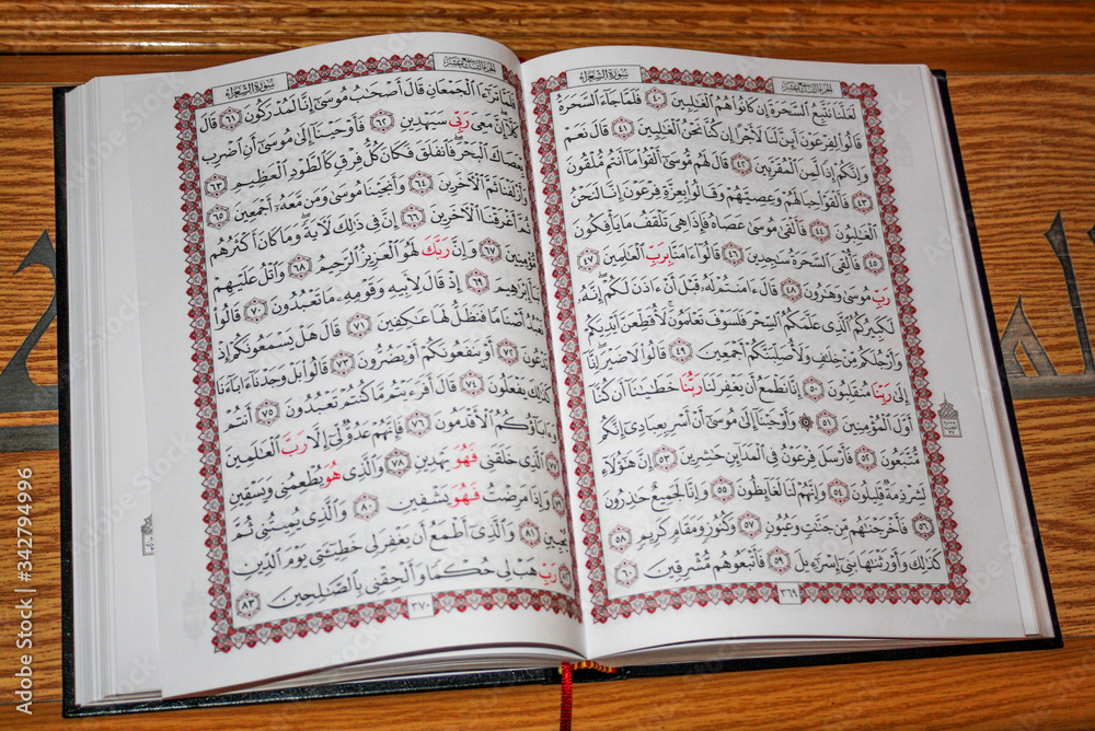 Fototapeta premium koran open book