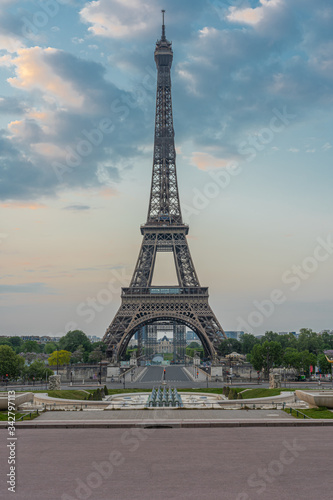 Paris, France - 04 25 2020: View of the Eiffel Tower from the Trocadero esplanade during the coronavirus period © Franck Legros