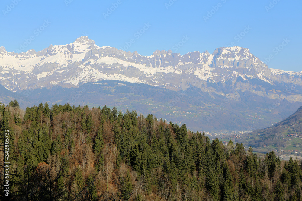 Vue sur la chaîne des Arravis. Alpes françaises. Haute-Savoie. France.