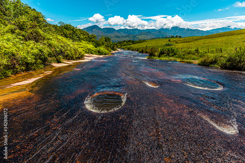 Die natürlichen Wasserlöcher von Las Gachas in Kolumbien.