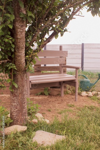 banc en bois dans jardin fleuri