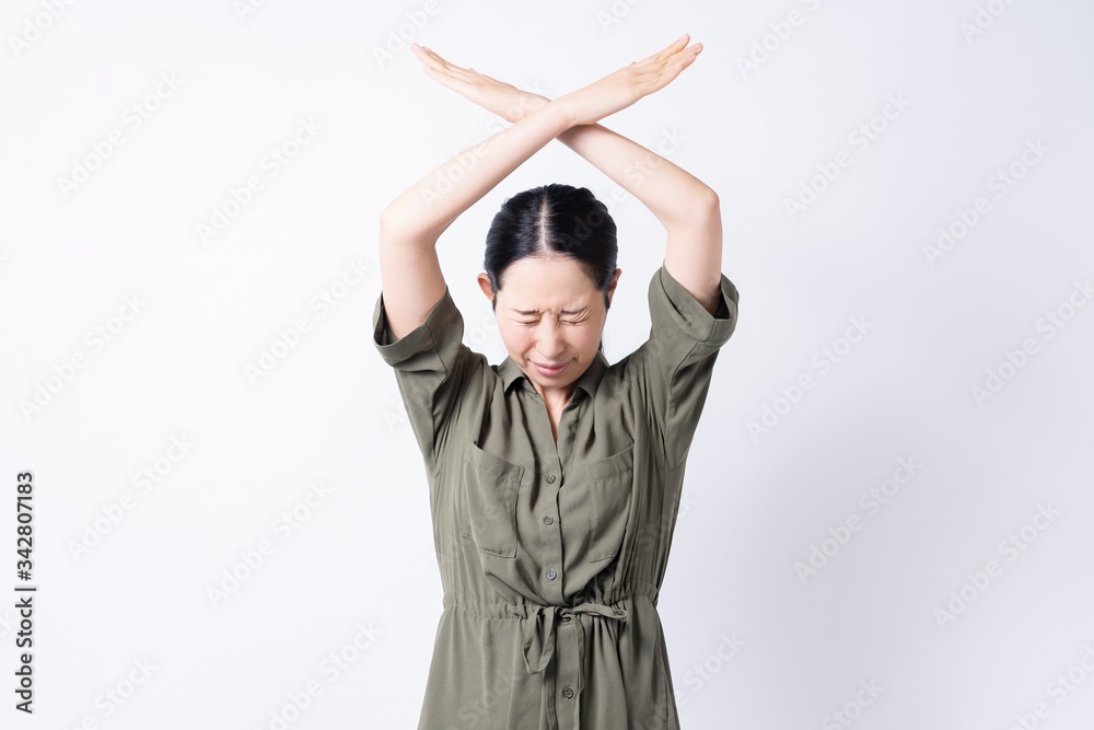 NGのサインを作る女性