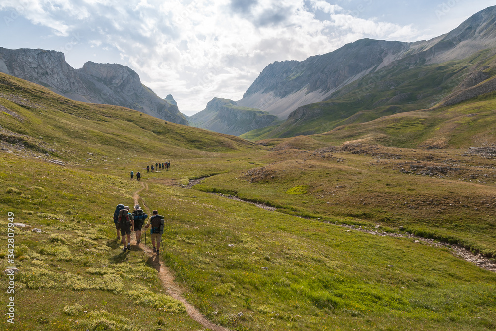 Groupe de randonneurs dans une vallée en montagne